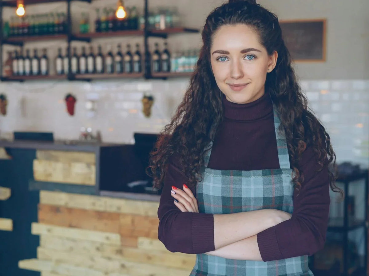 Professionelt caféudstyr med kaffemaskine, kaffekværn og kølemontre