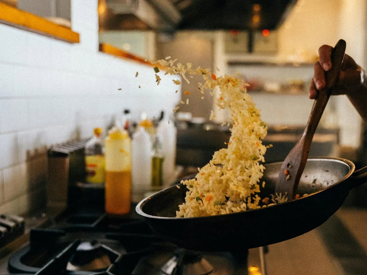 Professionel wokpande til stir-fry og asiatisk restaurantkøkken