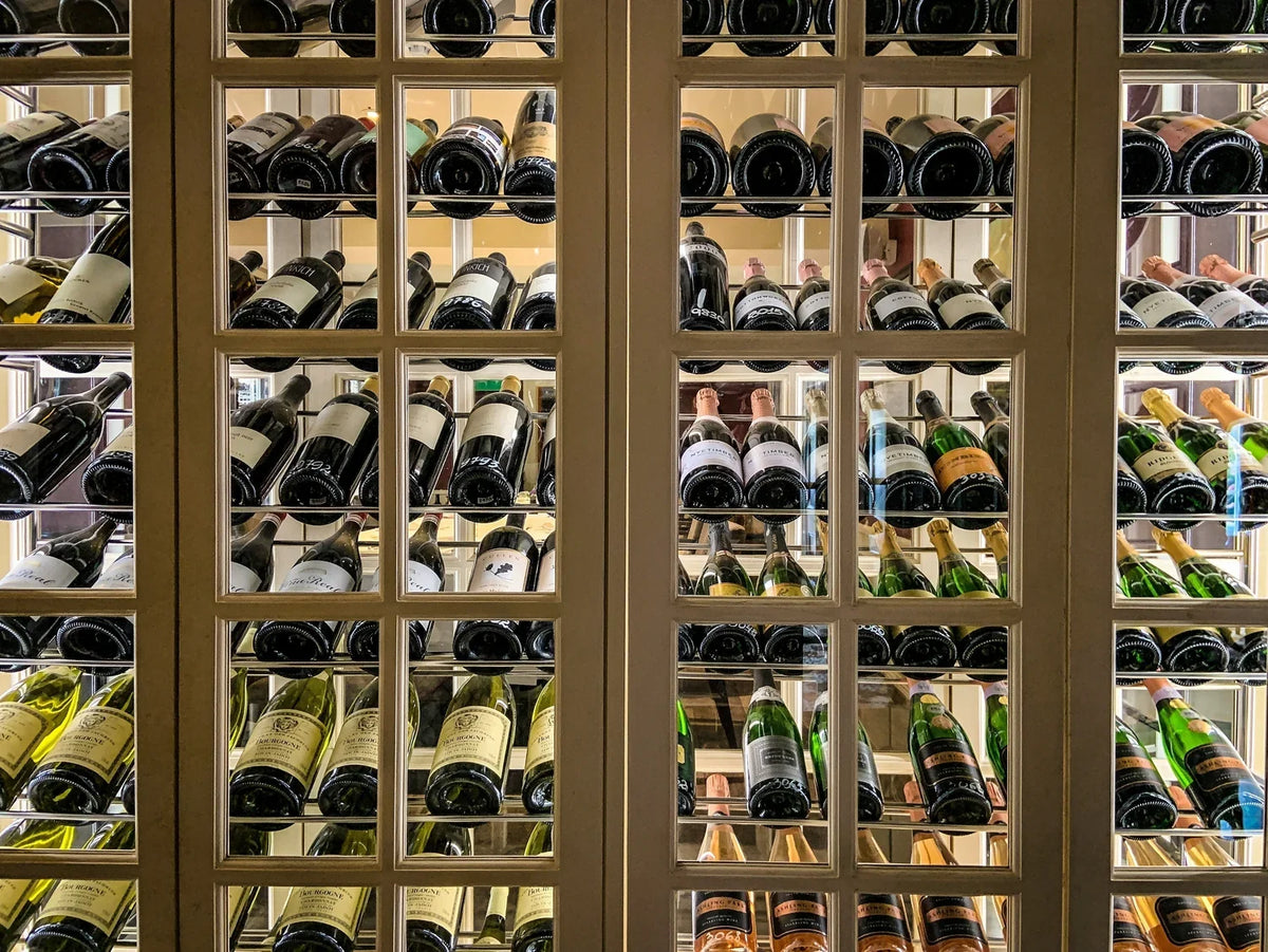 Professionelt vinkøleskab til restaurant med vinflasker