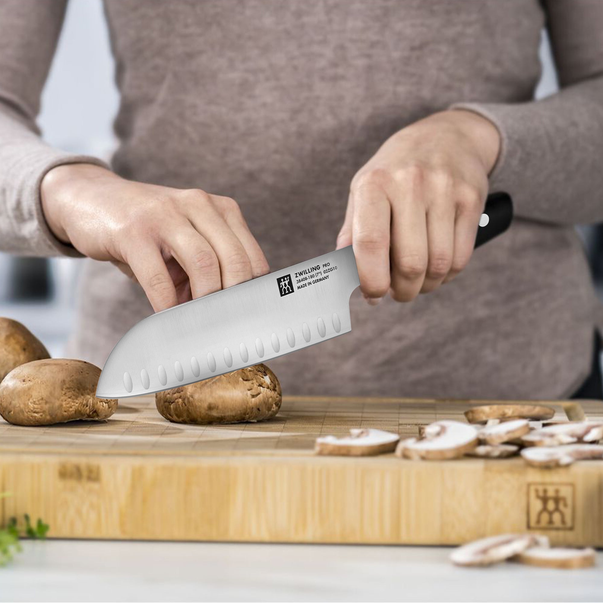 ZWILLING | PRO - Santokukniv - med savtakket æg - Blad: 180mm