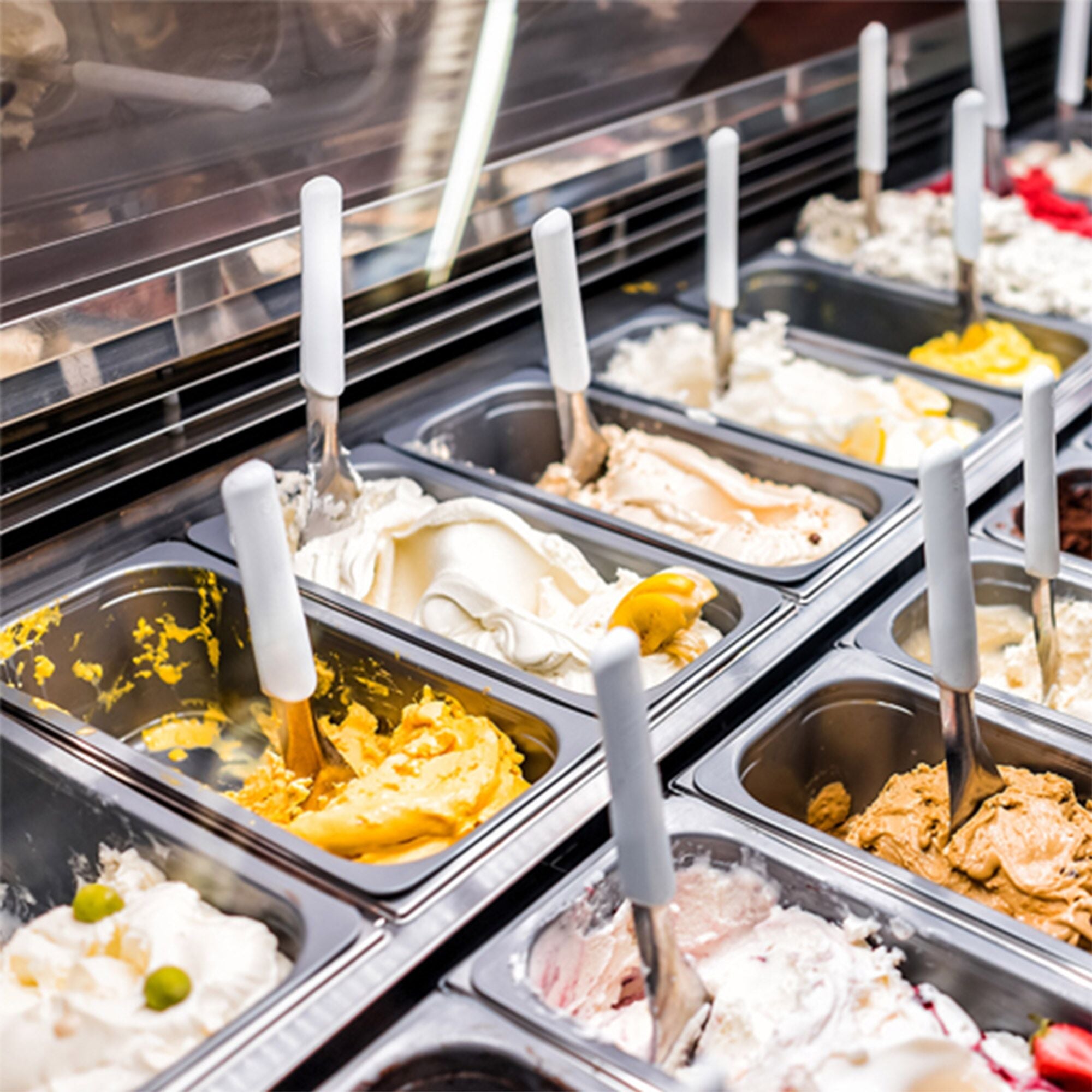 Ice_cream_vitrine_detail.jpg