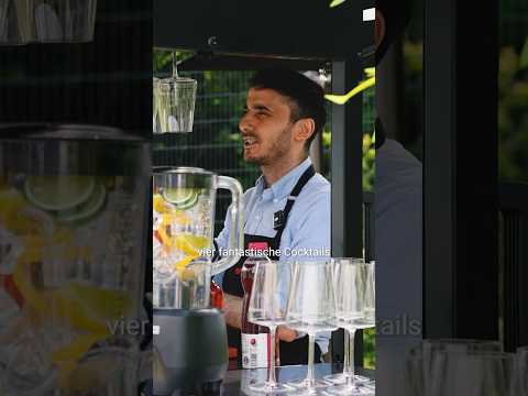 Mobil cocktailstation - med barkøleskab, arbejdsflade, glasplade og LED-belysning - hængslet